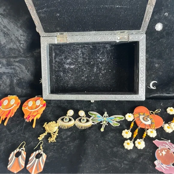 Skull jewelry box and hand made earring lot. - Picture 2 of 10